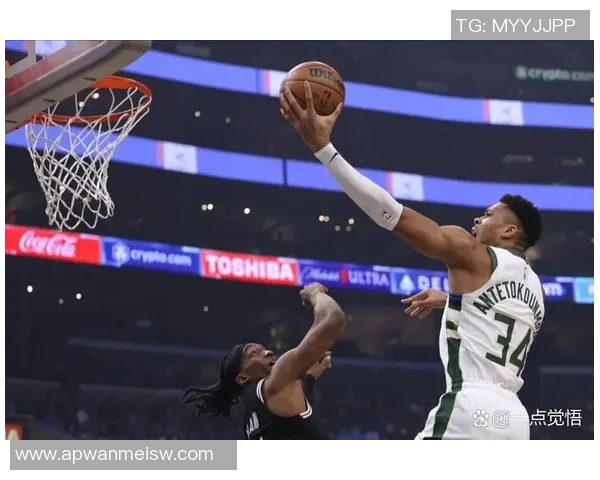 米尔沃基雄鹿队员集体努力，备战新赛季